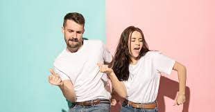 pareja feliz bailando